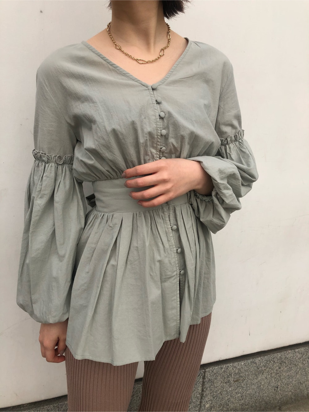 ベージュ系のその他パンツ、ベージュ系のサンダル、ホワイト系のハンドバッグを着用したレディースの春コーディネートの2枚目の写真