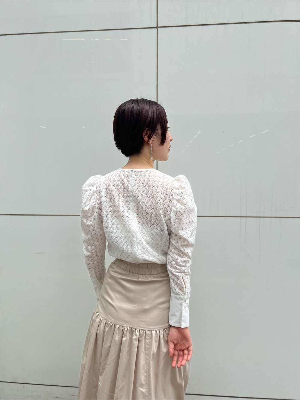 ベージュ系のスカート、ホワイト系のシャツ/ブラウス、シルバー系のピアス（両耳用）を着用したレディースの夏コーディネートの7枚目の写真