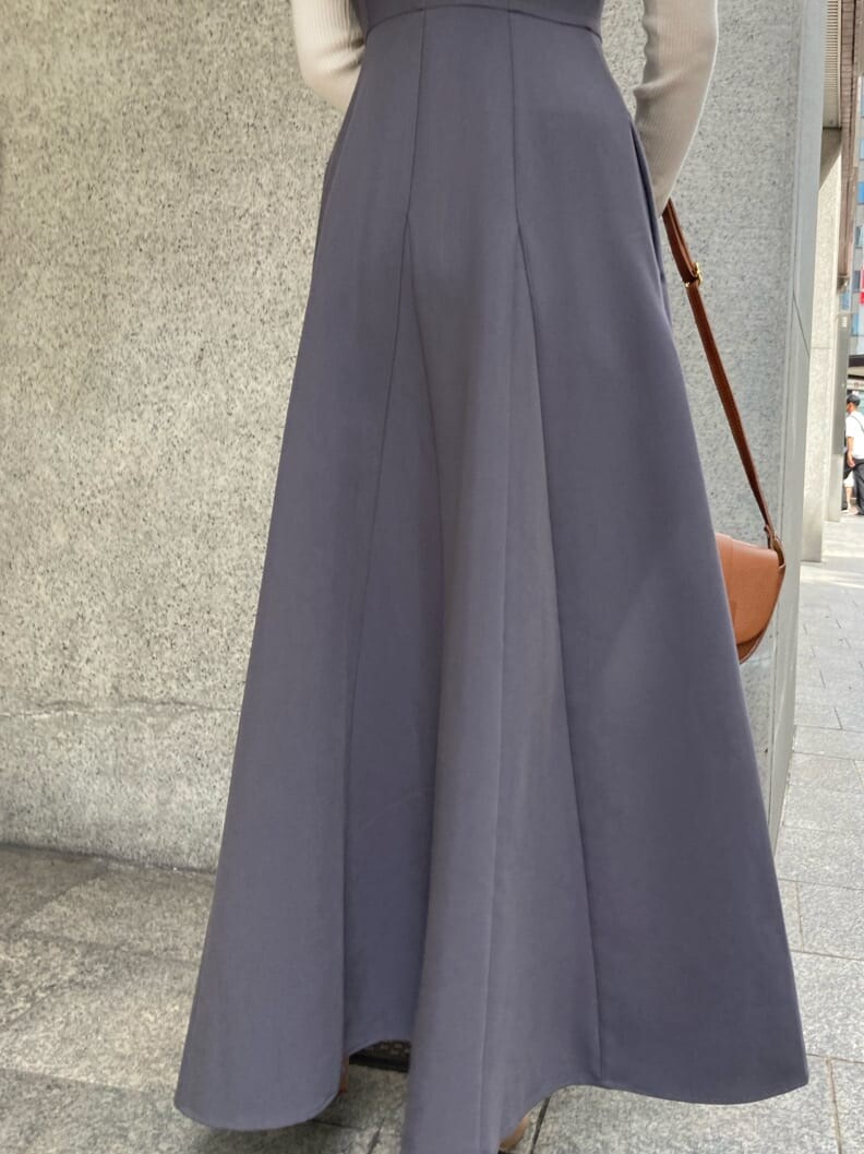 ベージュ系のその他シューズ、グレー系のスカート、ブラウン系のショルダーバッグを着用したレディースの秋コーディネートの7枚目の写真