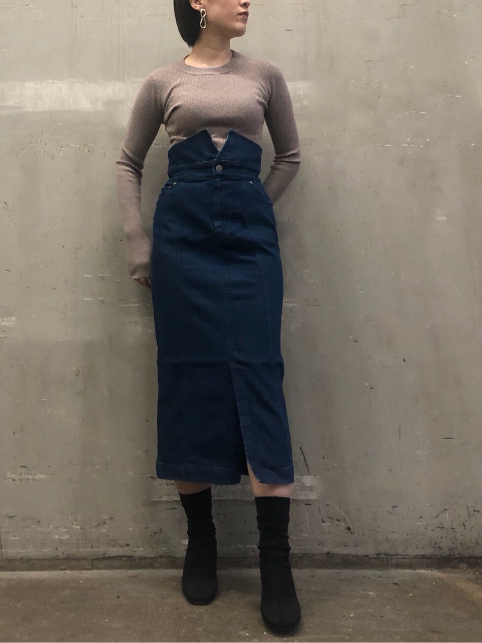 ベージュ系のニット/セーター、ブルー系のスカートを着用したレディースの冬コーディネートの4枚目の写真