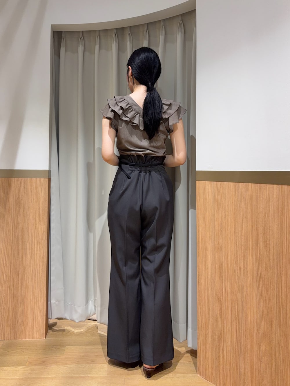 ブラウン系のシャツ/ブラウス、グレー系のその他パンツを着用したレディースの夏コーディネートの3枚目の写真