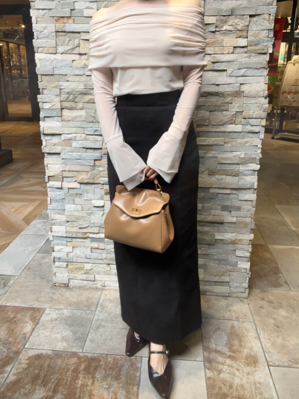 ホワイト系のTシャツ/カットソー、ブラック系のスカート、ブラウン系のパンプスを着用したレディースの秋コーディネートの5枚目の写真