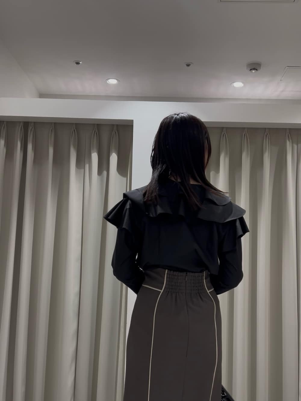 ホワイト系のシャツ/ブラウス、グレー系のスカート、ブラック系のショルダーバッグを着用したレディースの春コーディネートの6枚目の写真