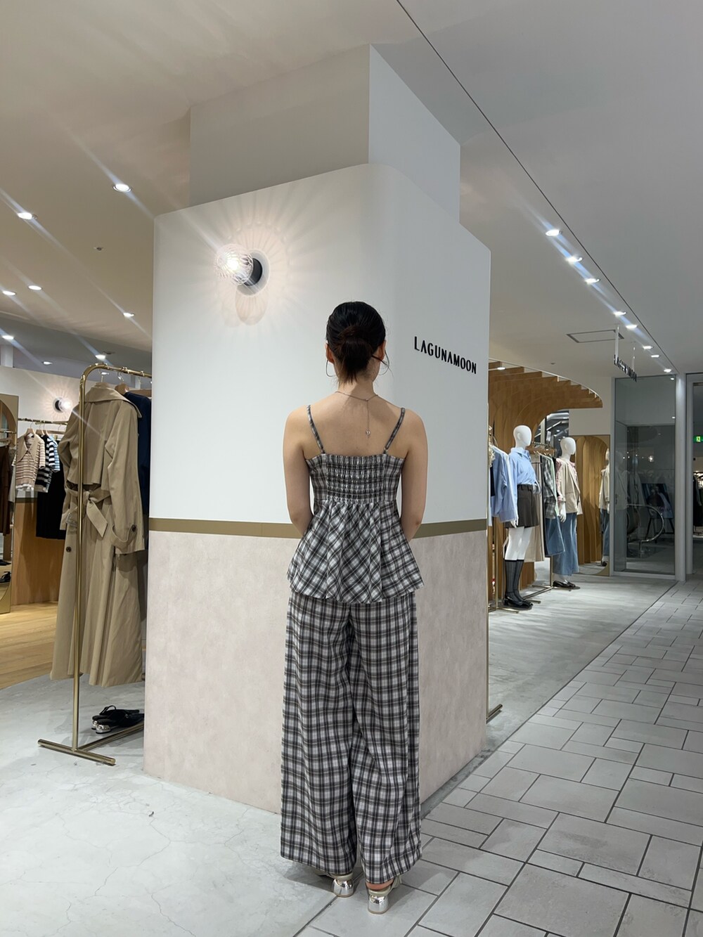 その他のその他パンツ、その他のキャミソール、ベージュ系のテーラードジャケットを着用したレディースの春コーディネートの5枚目の写真