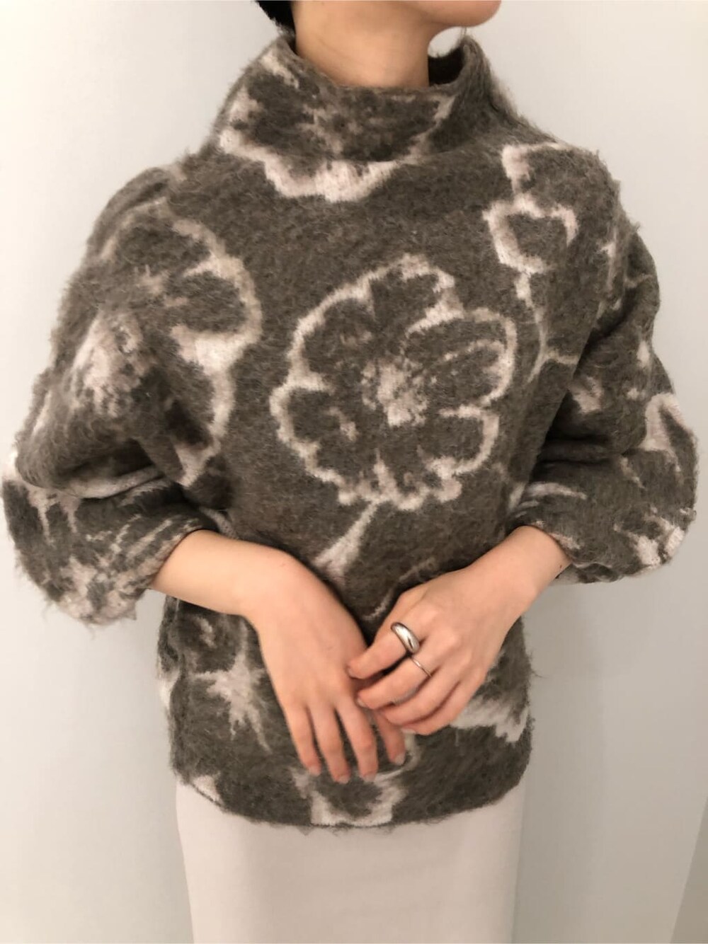 ベージュ系のその他シューズ、ホワイト系のショルダーバッグ、グレー系のスカートを着用したレディースの秋コーディネートの5枚目の写真