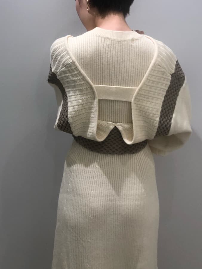 ベージュ系のその他シューズ、ホワイト系のワンピース、ホワイト系のハンドバッグを着用したレディースの秋コーディネートの5枚目の写真