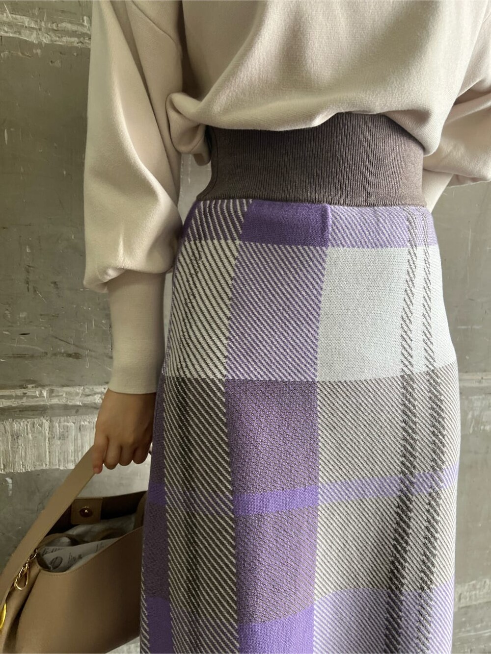 ホワイト系のニット/セーター、レッド系のブーツ、パープル系のスカートを着用したレディースの秋コーディネートの6枚目の写真