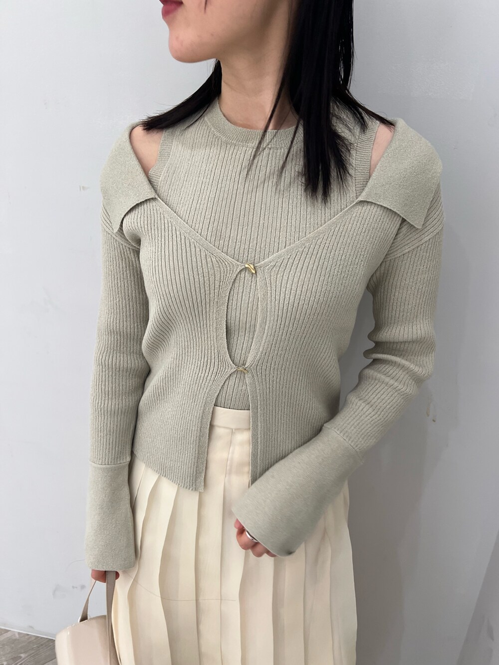 ホワイト系のスカート、グリーン系のアンサンブルを着用したレディースの冬コーディネートの5枚目の写真