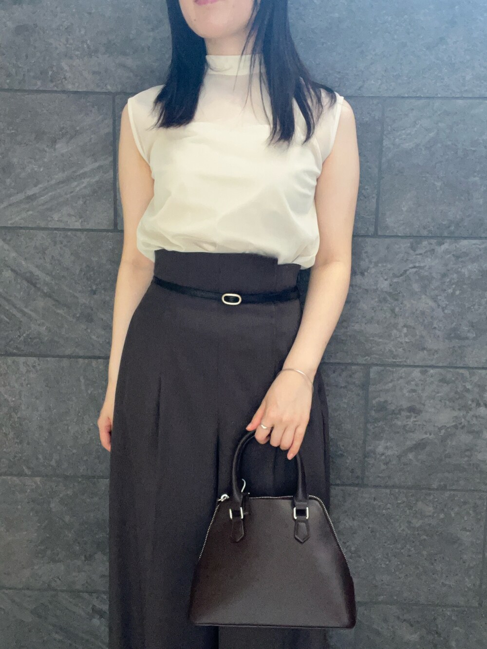 ホワイト系のシャツ/ブラウス、グレー系のその他パンツ、ブラウン系のボストンバッグを着用したレディースの夏コーディネートの4枚目の写真