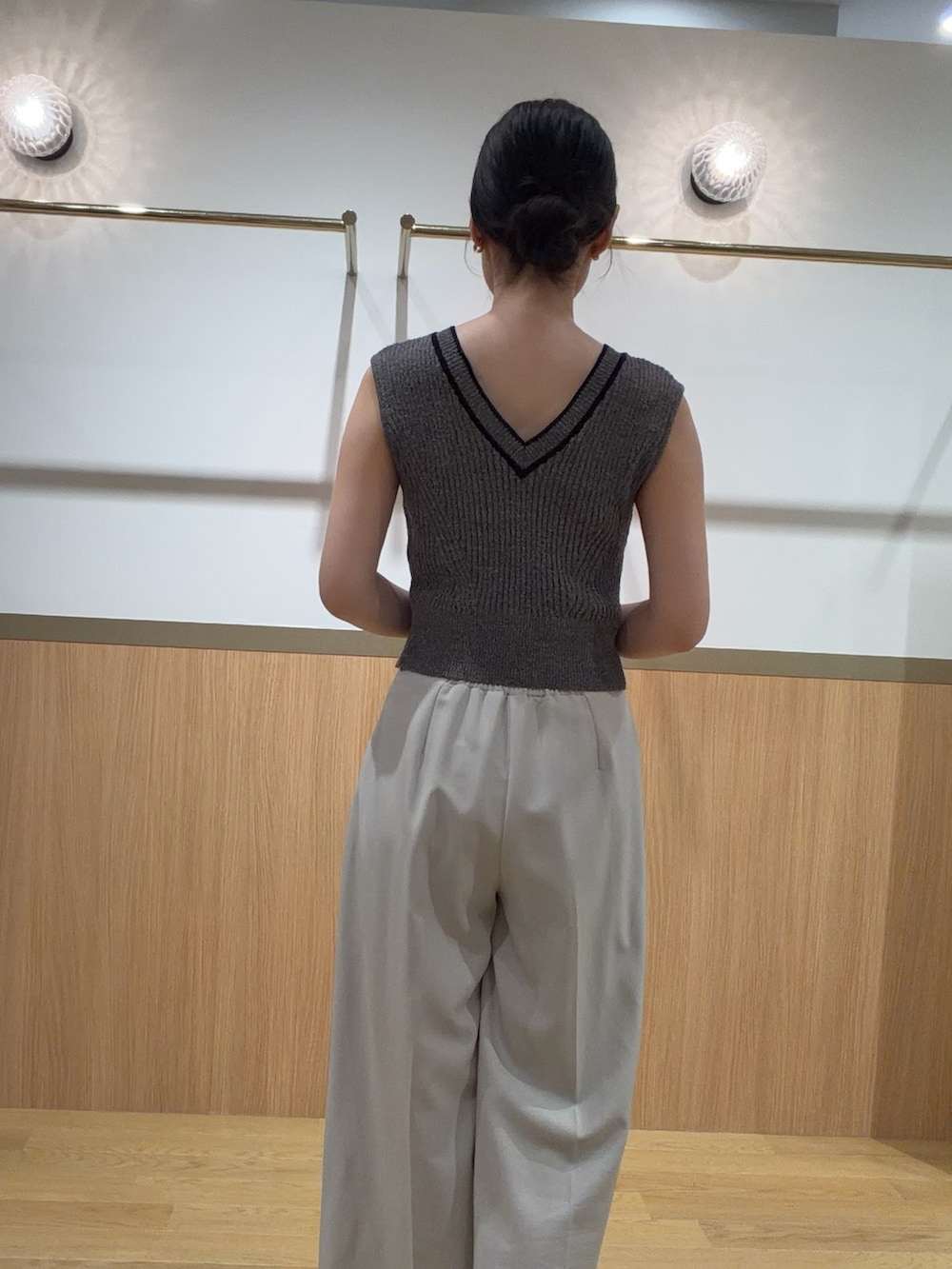 グレー系のニット/セーター、ブラウン系のサンダル、ホワイト系のその他パンツを着用したレディースの夏コーディネートの5枚目の写真