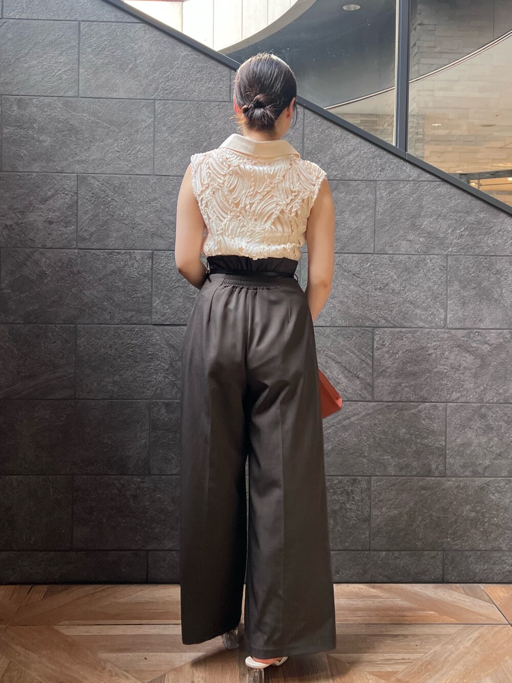 グレー系のその他パンツ、ホワイト系のシャツ/ブラウス、ホワイト系のサンダルを着用したレディースの夏コーディネートの3枚目の写真