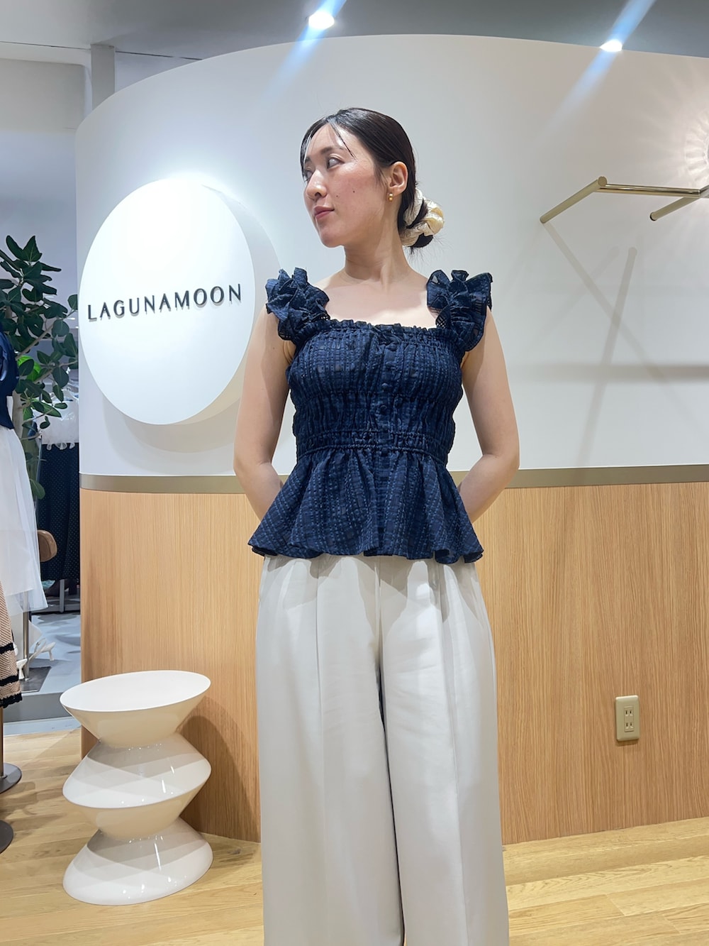 ホワイト系のその他パンツ、ブルー系のシャツ/ブラウスを着用したレディースの春コーディネートの4枚目の写真