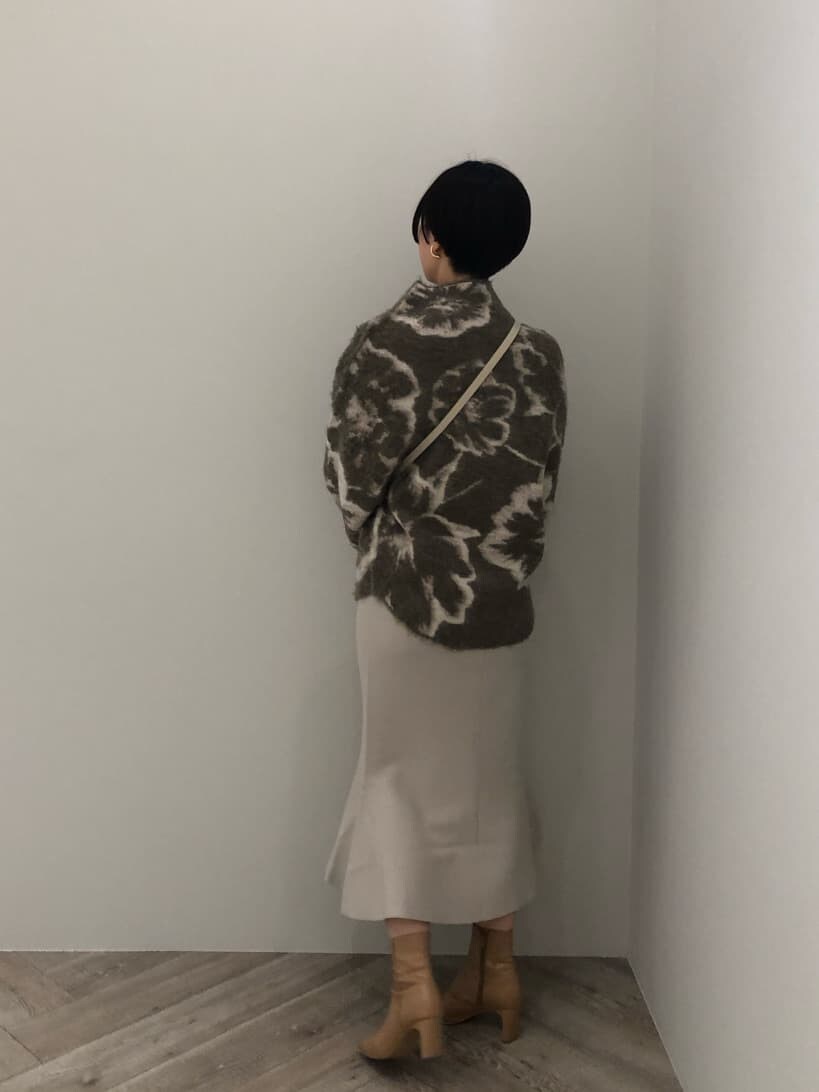 ベージュ系のその他シューズ、ホワイト系のショルダーバッグ、グレー系のスカートを着用したレディースの秋コーディネートの2枚目の写真