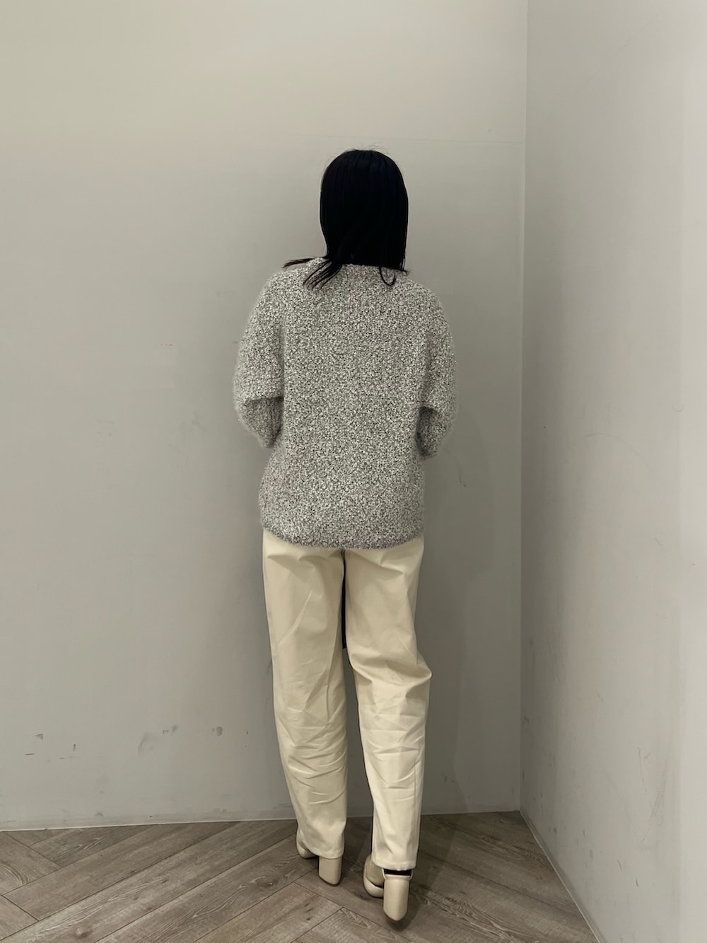 グレー系のカーディガン/ボレロ、ブルー系のニット/セーター、ホワイト系のその他パンツを着用したレディースの春コーディネートの3枚目の写真