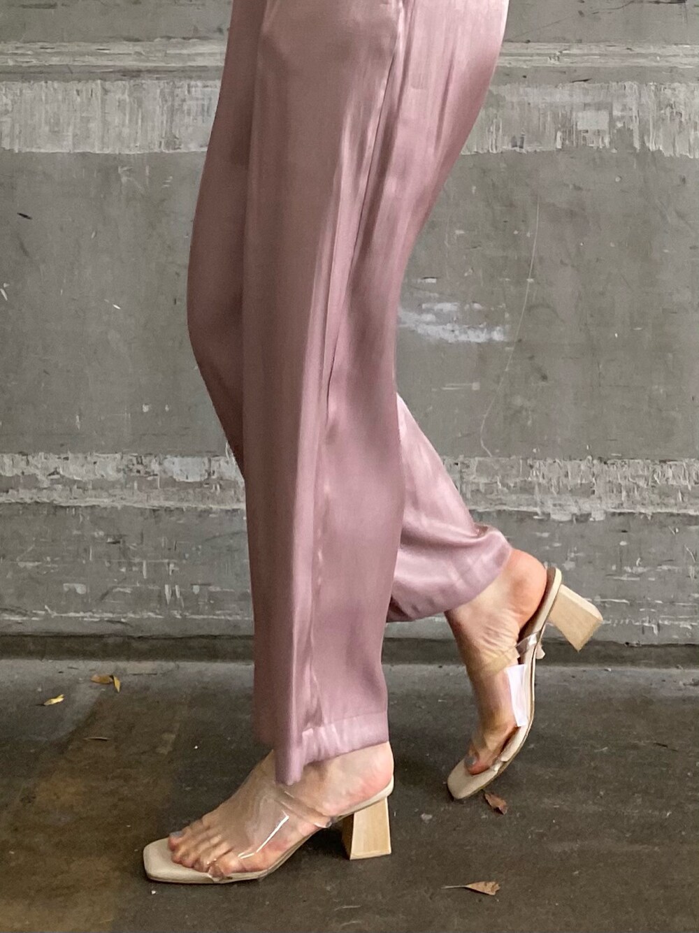 ホワイト系のニット/セーター、ピンク系のその他パンツ、その他のその他シューズを着用したレディースの春コーディネートの5枚目の写真