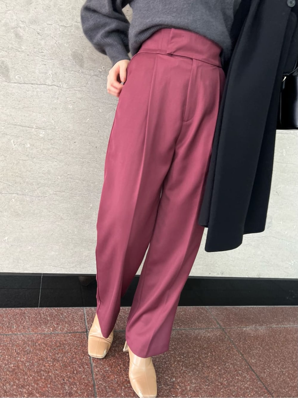 レッド系のその他パンツ、ベージュ系のその他シューズ、ブラック系のハンドバッグを着用したレディースの冬コーディネートの6枚目の写真