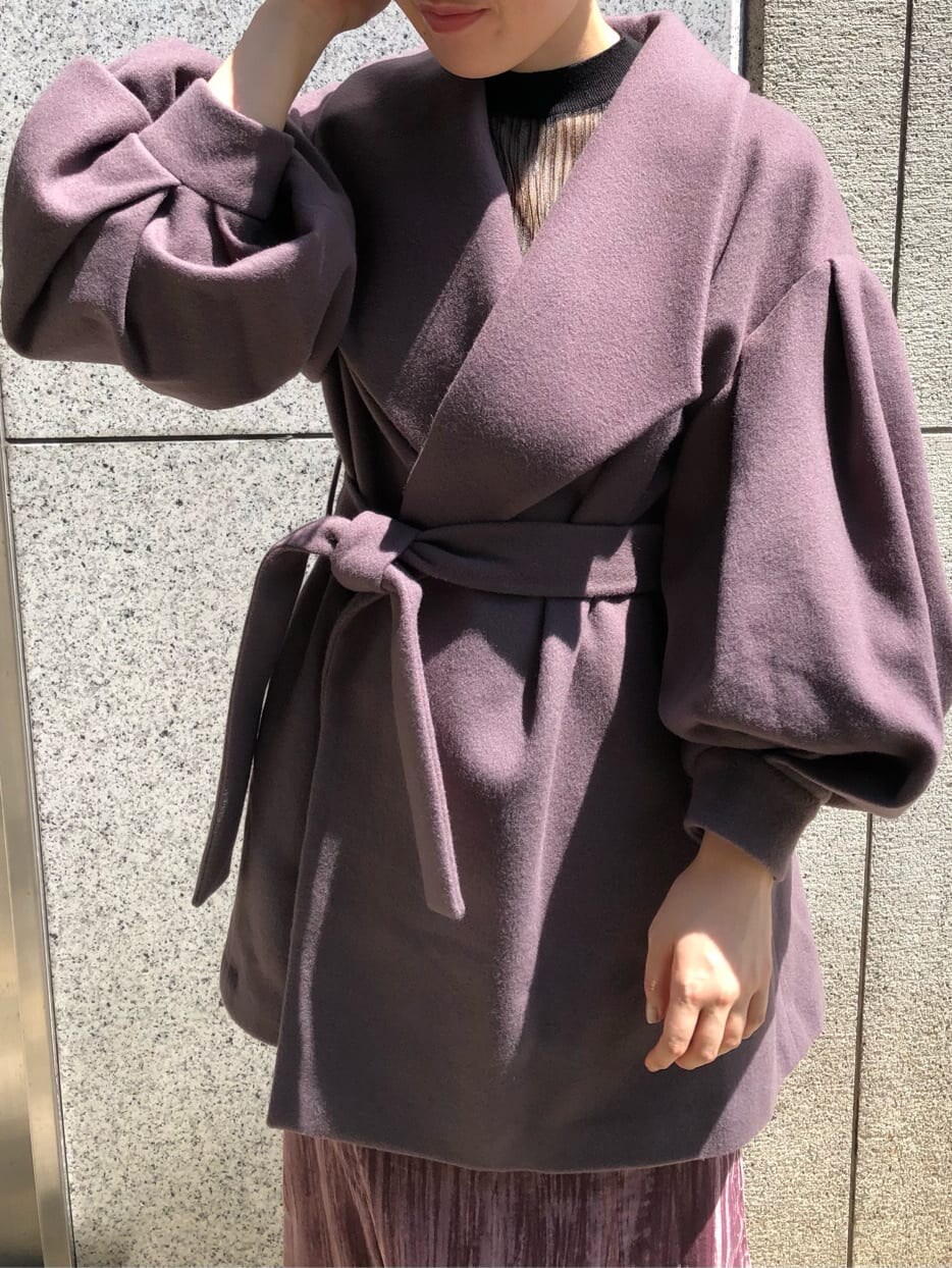 ピンク系のスカート、ブラック系のニット/セーター、パープル系のその他アウターを着用したレディースの秋コーディネートの5枚目の写真
