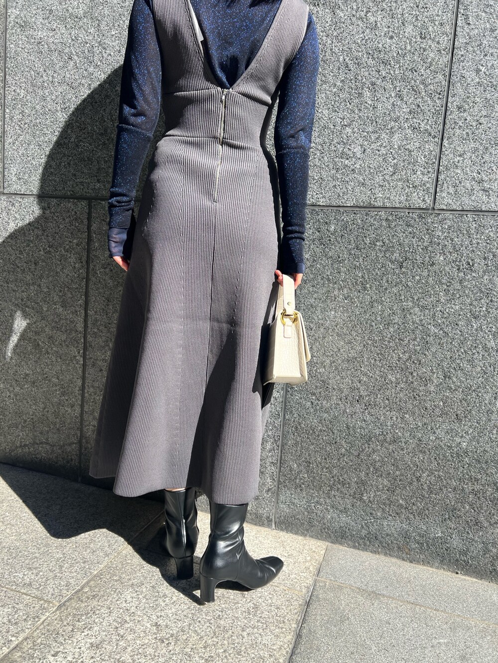 グレー系のTシャツ/カットソー、グレー系のカーディガン/ボレロ、グレー系のジャンパースカートを着用したレディースの秋コーディネートの7枚目の写真