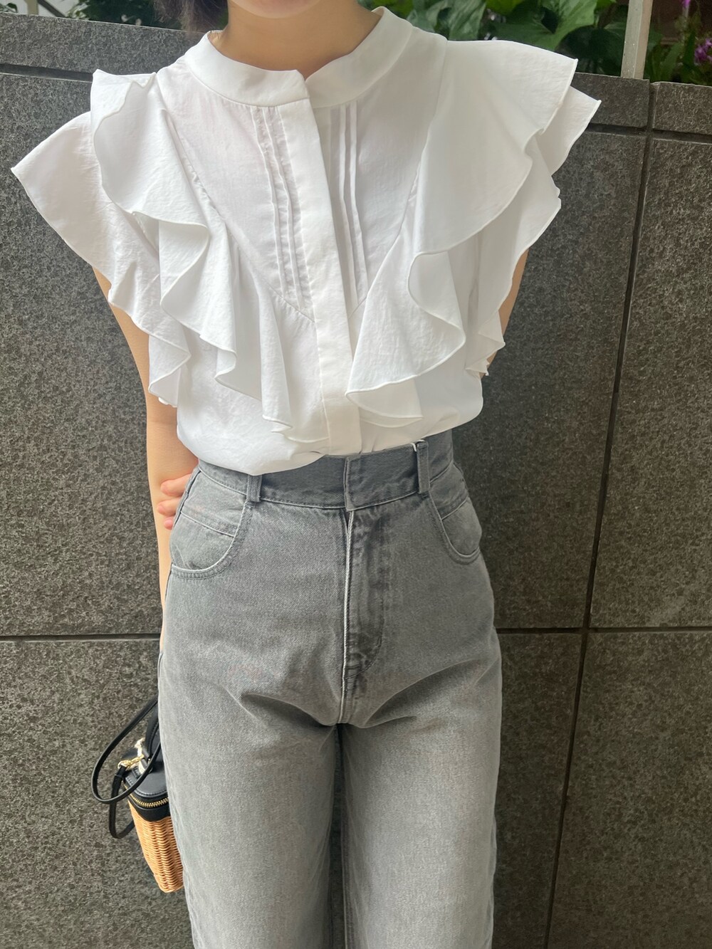 シルバー系のパンプス、グレー系のデニムパンツ、ホワイト系のシャツ/ブラウスを着用したレディースの春コーディネートの6枚目の写真