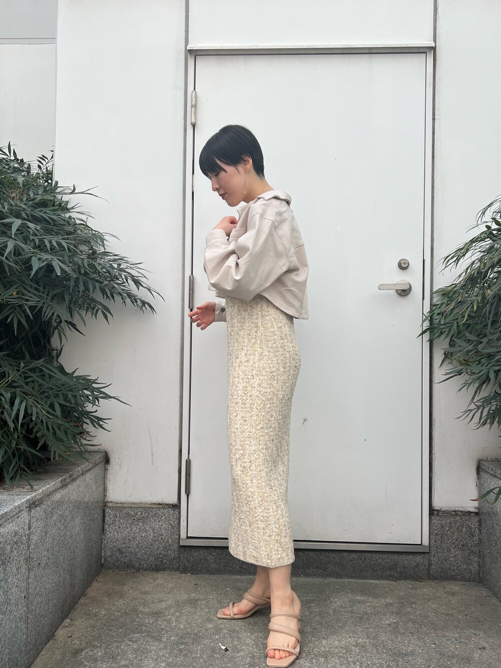 ベージュ系のサンダル、ホワイト系のワンピース、ベージュ系のテーラードジャケットを着用したレディースの春コーディネートの2枚目の写真