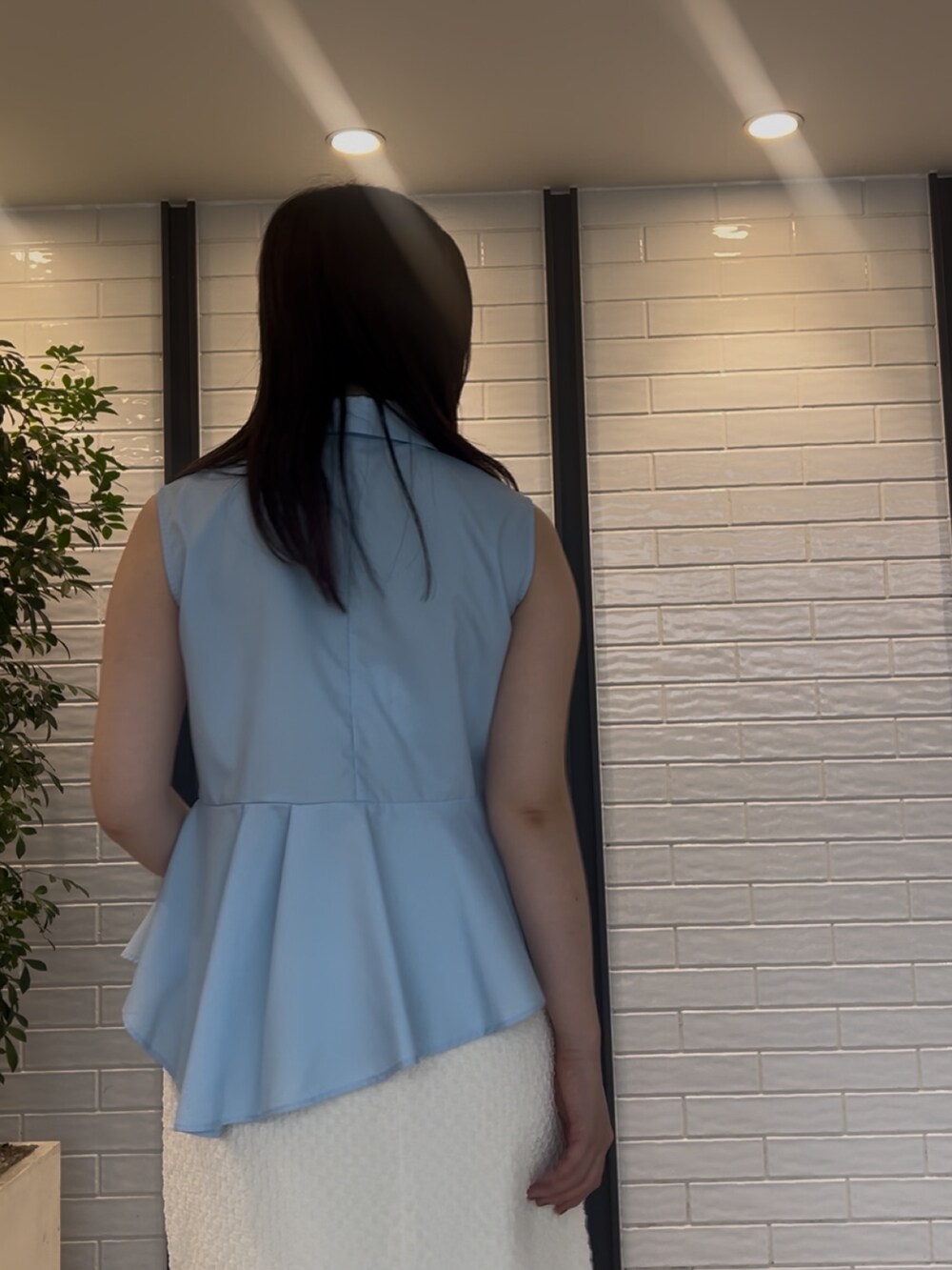 ブルー系のシャツ/ブラウス、ホワイト系のスカートを着用したレディースの夏コーディネートの6枚目の写真