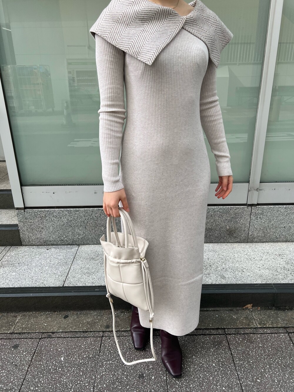 ホワイト系のワンピース、ホワイト系のカーディガン/ボレロ、レッド系のブーツを着用したレディースの冬コーディネートの8枚目の写真