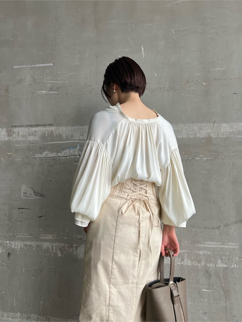 ベージュ系のハンドバッグ、ホワイト系のシャツ/ブラウス、レッド系のサンダルを着用したレディースの春コーディネートの8枚目の写真