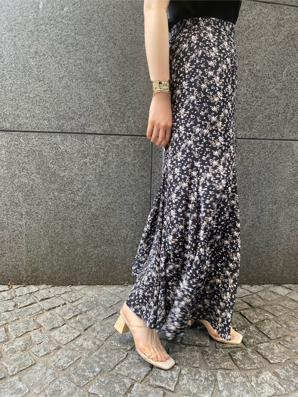 その他のその他シューズ、ブラック系のスカート、パープル系のニット/セーターを着用したレディースの春コーディネートの3枚目の写真