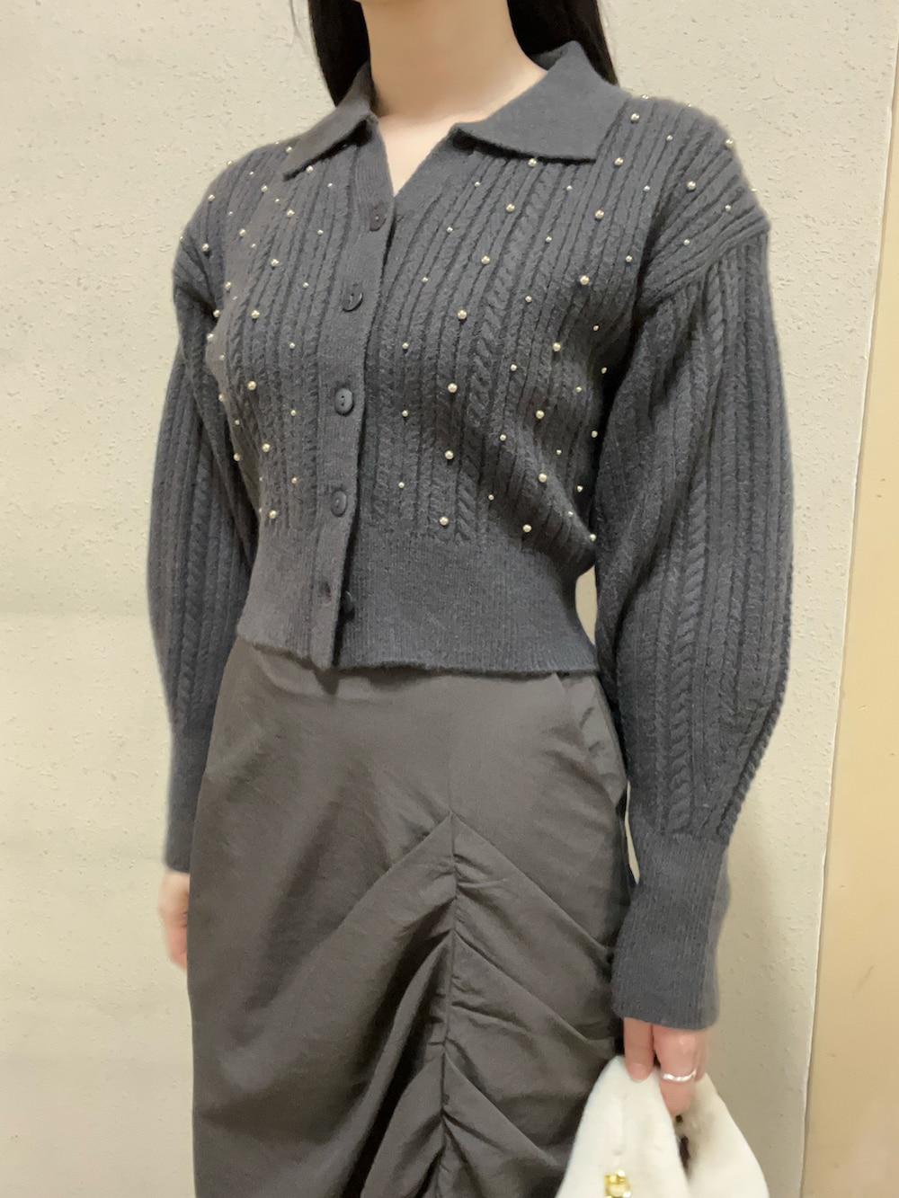 ブラック系のブーツ、グレー系のニット/セーター、ブラウン系のスカートを着用したレディースの秋コーディネートの4枚目の写真