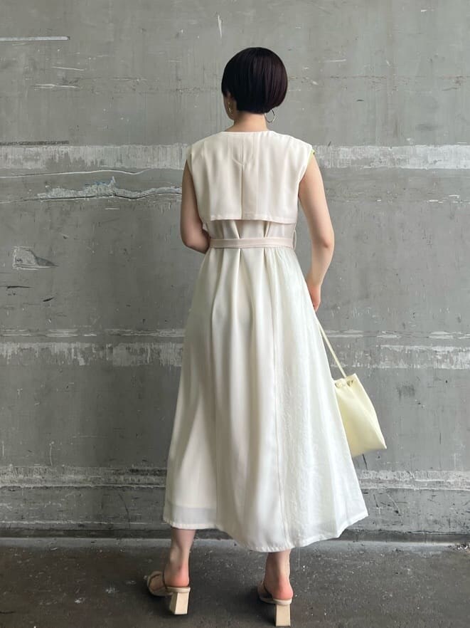 ホワイト系のハンドバッグ、ホワイト系のワンピース、グリーン系のサンダルを着用したレディースの春コーディネートの3枚目の写真