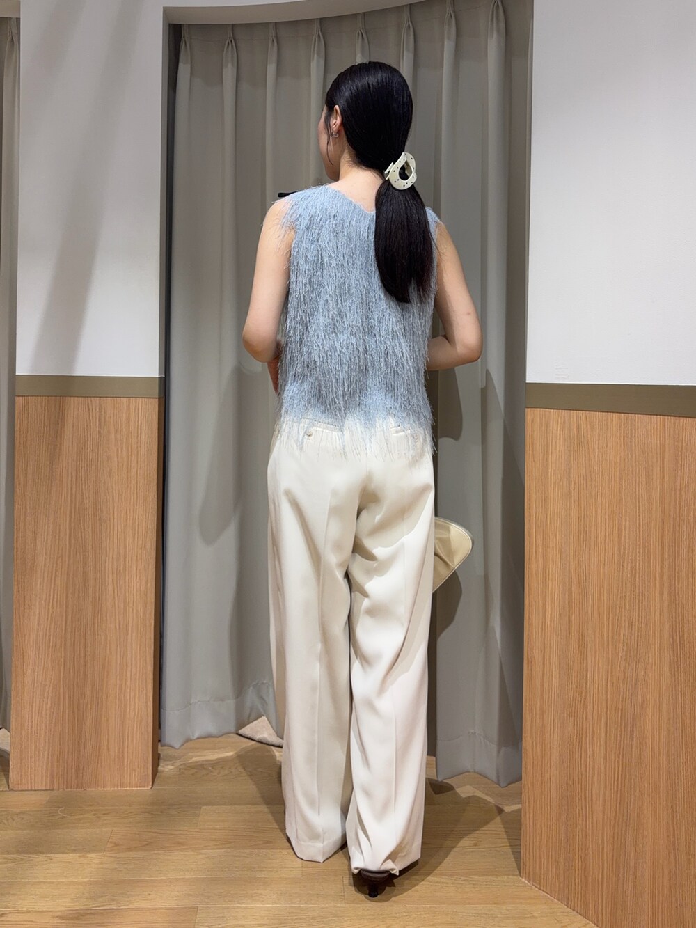 ホワイト系のその他パンツ、ブルー系のTシャツ/カットソー、ブラウン系のサンダルを着用したレディースの夏コーディネートの3枚目の写真