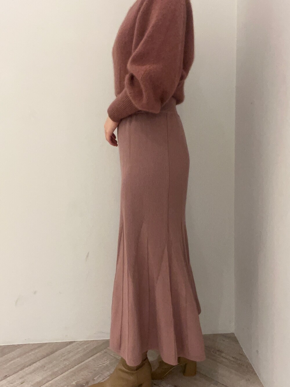 ピンク系のカーディガン/ボレロ、ピンク系のワンピース、ベージュ系のブーツを着用したレディースの秋コーディネートの9枚目の写真