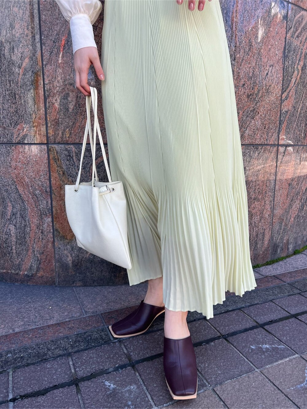 ホワイト系のシャツ/ブラウス、イエロー系のスカート、ホワイト系のハンドバッグを着用したレディースの春コーディネートの8枚目の写真