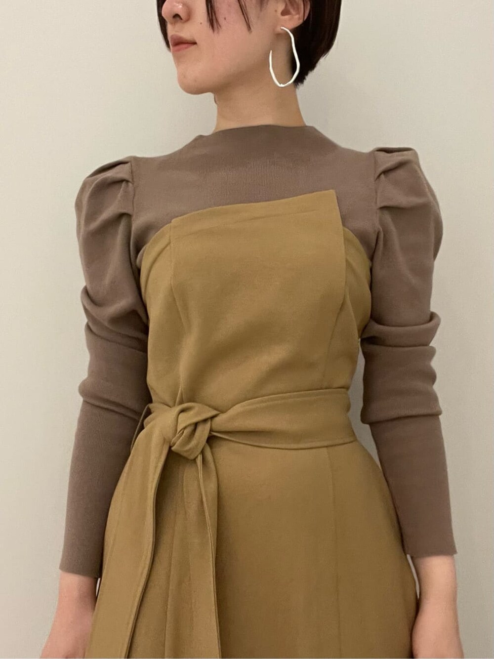 ベージュ系のワンピース、シルバー系のピアス（両耳用）を着用したレディースの夏コーディネートの4枚目の写真