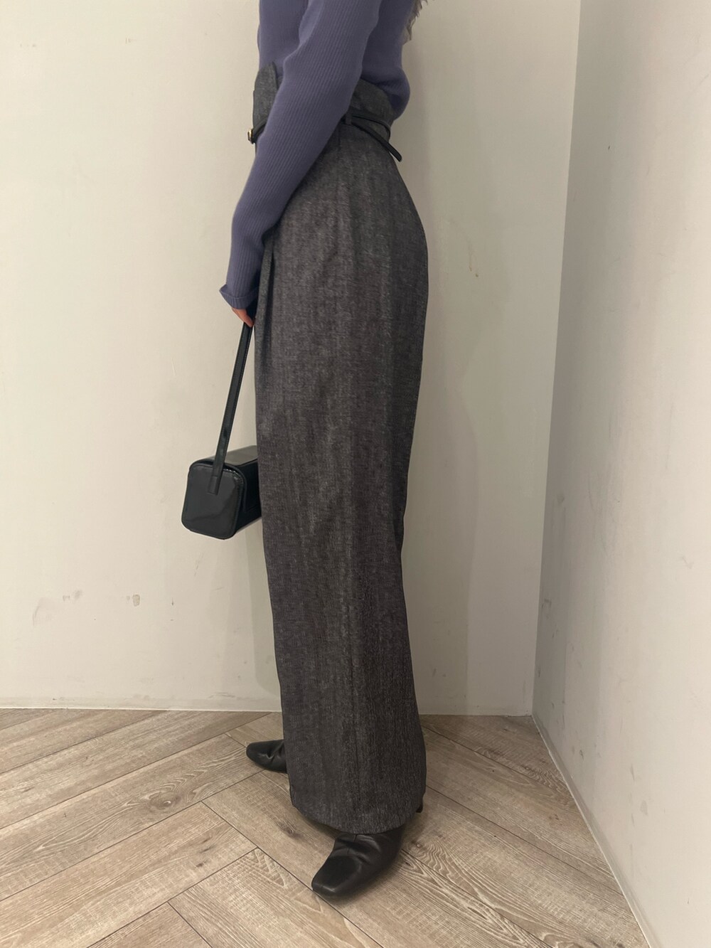 ブルー系のニット/セーター、グレー系のその他パンツを着用したレディースの冬コーディネートの8枚目の写真