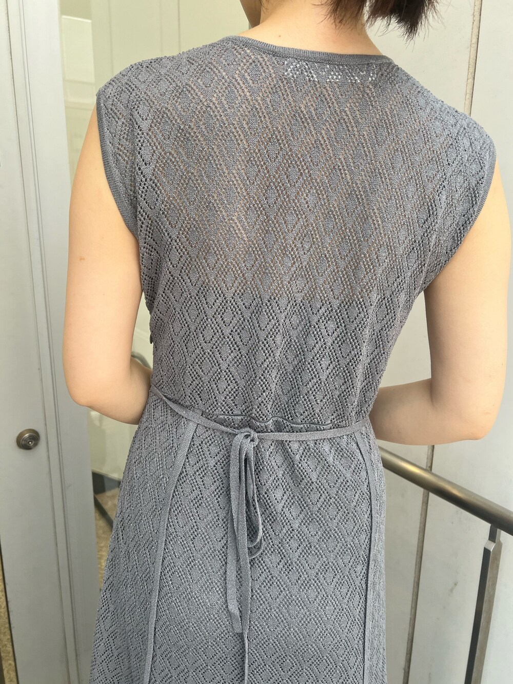 ブラック系のショルダーバッグ、グレー系のワンピースを着用したレディースの夏コーディネートの5枚目の写真