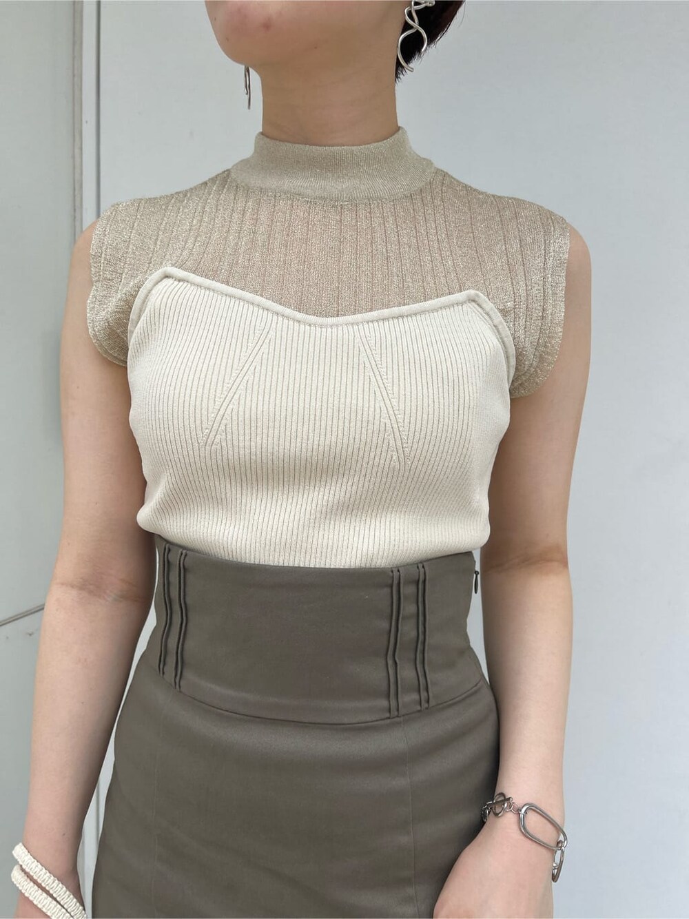 グリーン系のサンダル、ベージュ系のスカート、ホワイト系のニット/セーターを着用したレディースの夏コーディネートの4枚目の写真