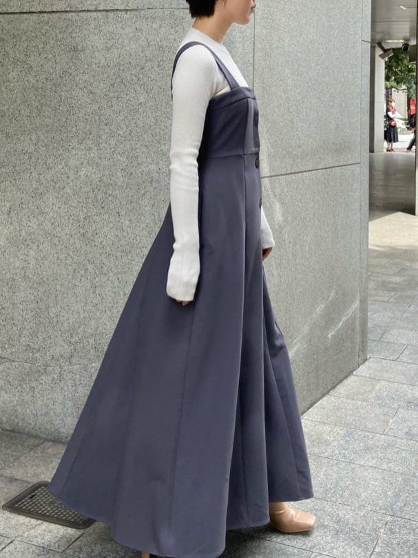 ベージュ系のその他シューズ、グレー系のスカート、ブラウン系のショルダーバッグを着用したレディースの秋コーディネートの3枚目の写真