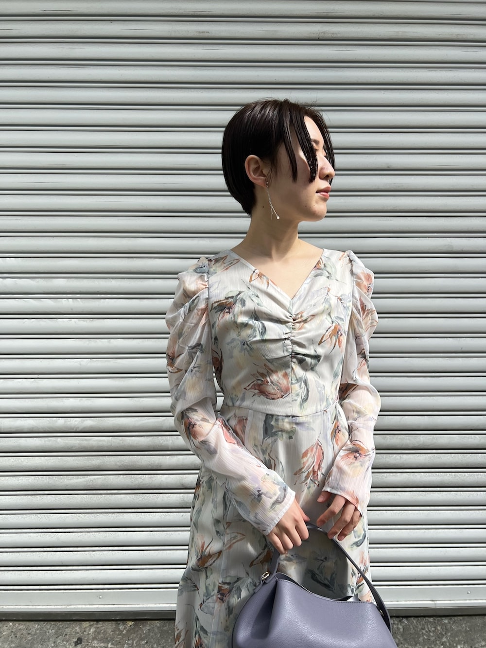 レッド系のブーツ、パープル系のハンドバッグ、ホワイト系のカーディガン/ボレロを着用したレディースの冬コーディネートの8枚目の写真