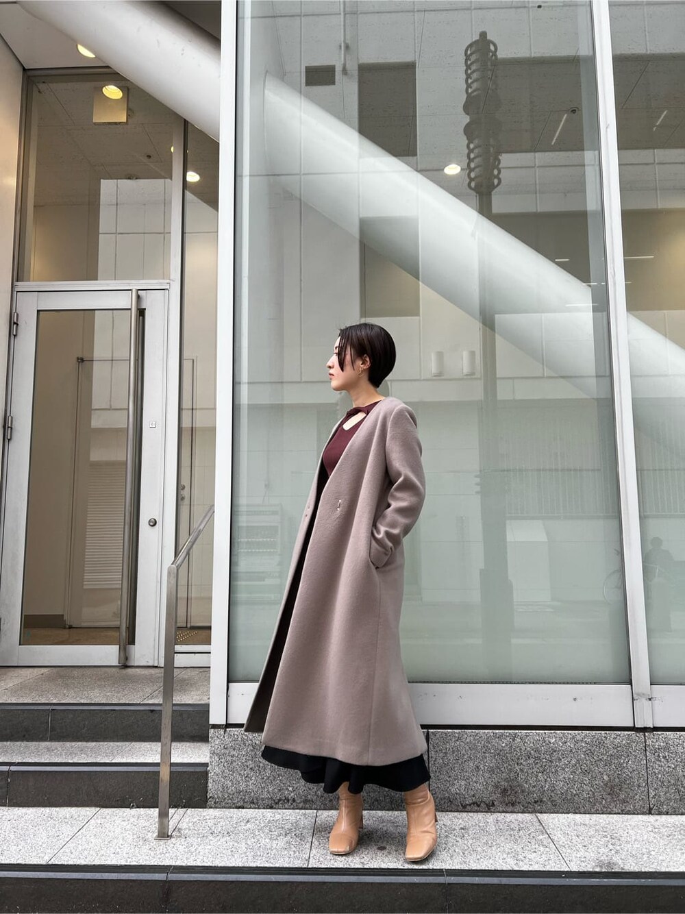 ベージュ系のその他シューズ、ブルー系のその他アウター、ブラック系のスカートを着用したレディースの秋コーディネートの2枚目の写真