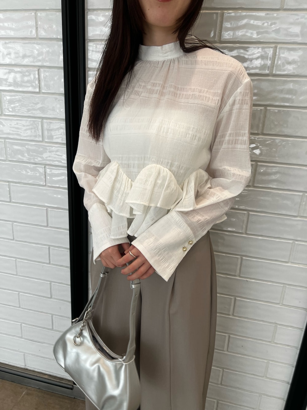 ホワイト系のシャツ/ブラウス、ブラウン系のその他パンツ、ブラック系のパンプスを着用したレディースの春コーディネートの5枚目の写真