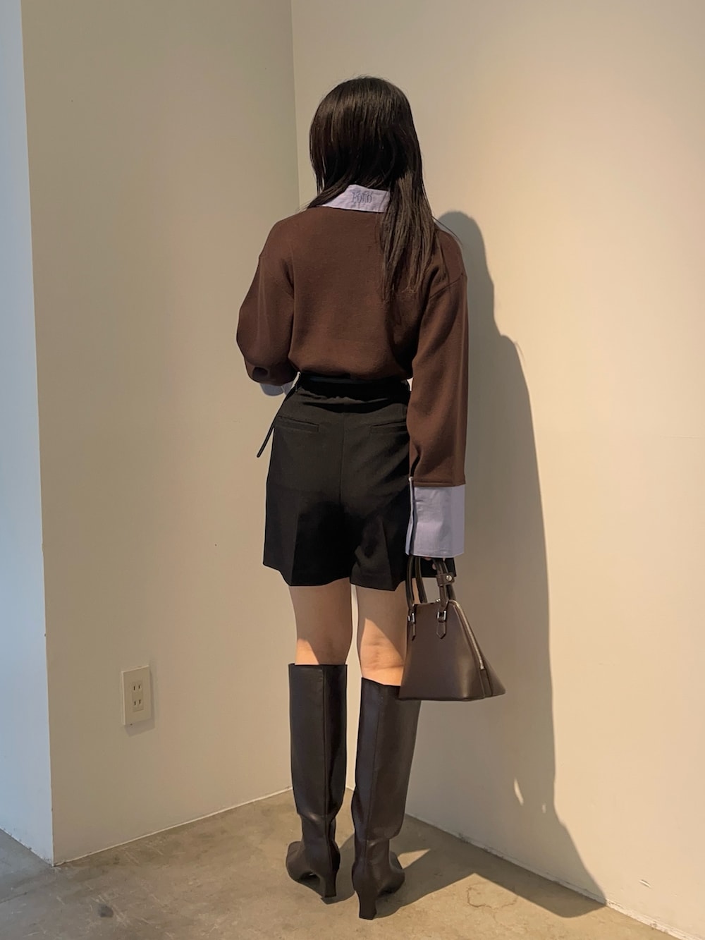 ブラウン系のニット/セーター、ブラウン系のブーツ、ブラック系のその他パンツを着用したレディースの秋コーディネートの3枚目の写真