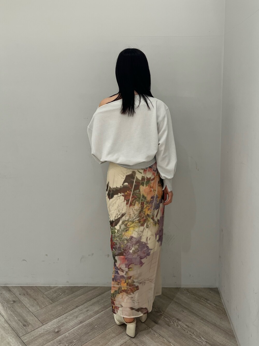 ホワイト系のサンダル、ホワイト系のスウェット、ベージュ系のスカートを着用したレディースの春コーディネートの3枚目の写真