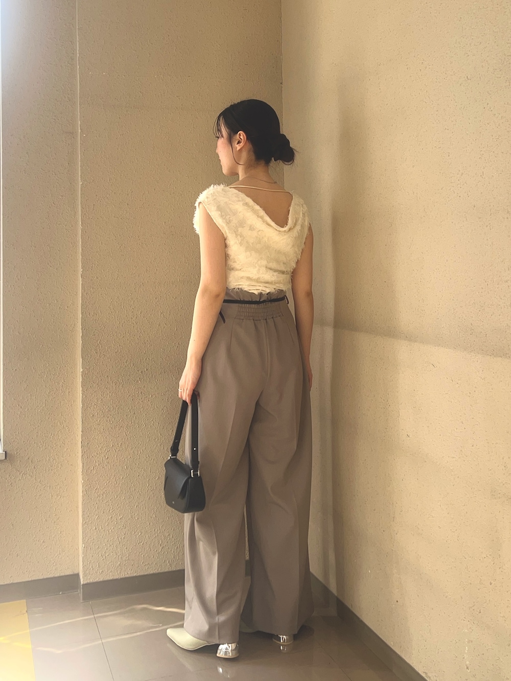 ホワイト系のシャツ/ブラウス、グリーン系のパンプス、ブラウン系のその他パンツを着用したレディースの春コーディネートの2枚目の写真