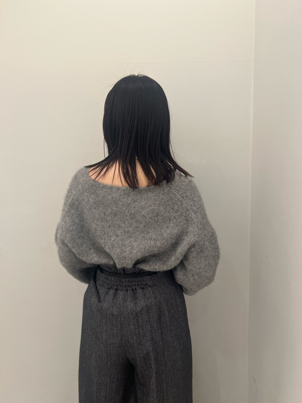 ブラック系のブーツ、グレー系のその他パンツ、グレー系のニット/セーターを着用したレディースの冬コーディネートの4枚目の写真