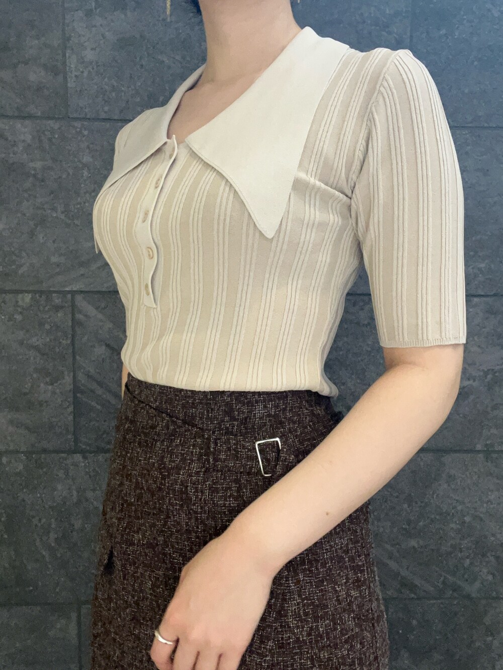 ベージュ系のニット/セーター、ブラウン系のスカートを着用したレディースの夏コーディネートの5枚目の写真