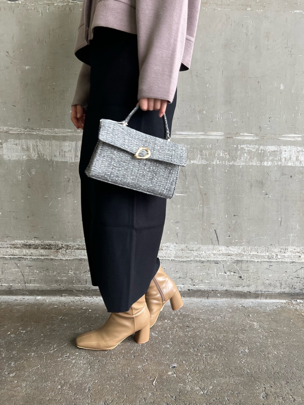 ベージュ系のブーツ、ブラック系のスカート、ベージュ系のカーディガン/ボレロを着用したレディースの秋コーディネートの8枚目の写真