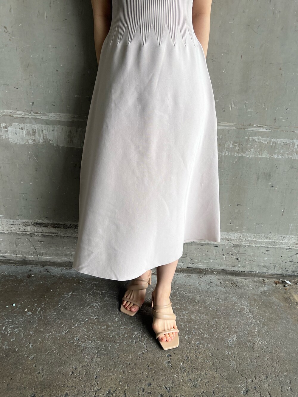 ベージュ系のサンダル、ベージュ系のテーラードジャケット、グレー系のワンピースを着用したレディースの春コーディネートの9枚目の写真