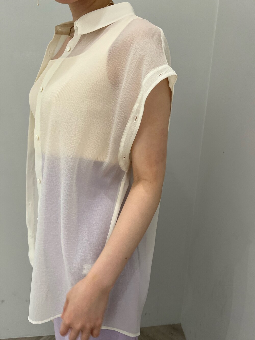 ホワイト系のニット/セーター、ホワイト系のシャツ/ブラウス、ベージュ系のサンダルを着用したレディースの春コーディネートの5枚目の写真