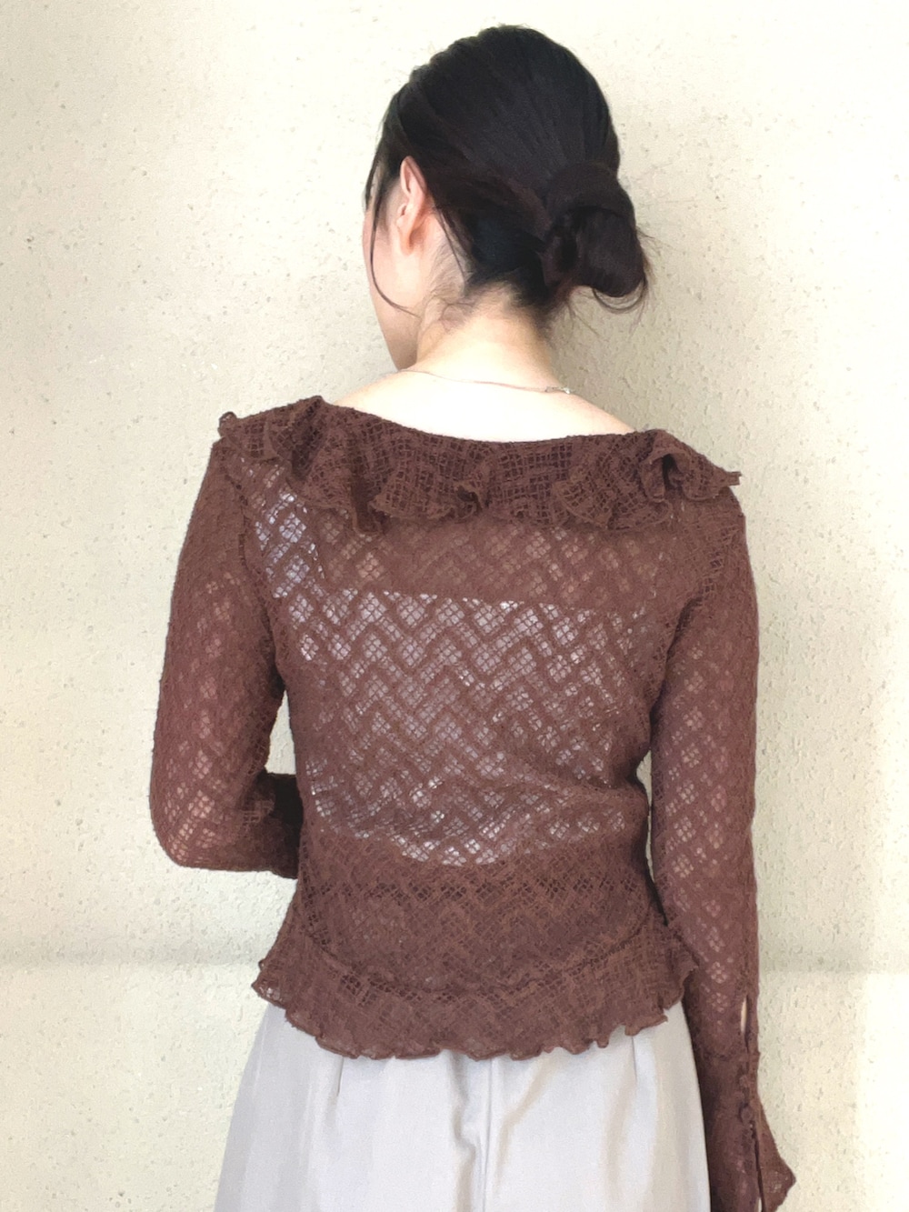 ブラウン系のシャツ/ブラウス、ブラウン系のその他パンツを着用したレディースの春コーディネートの5枚目の写真